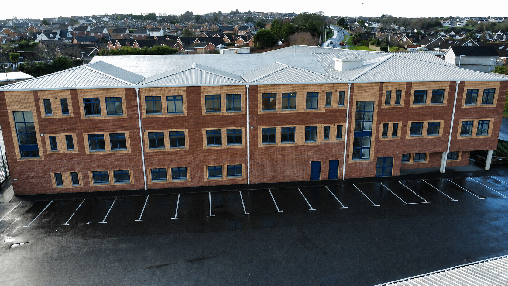 Front elevation of Templemore House and its on-site parking